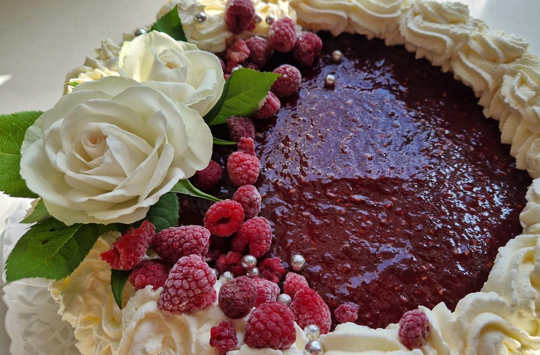 Marjaisa kermakakku.