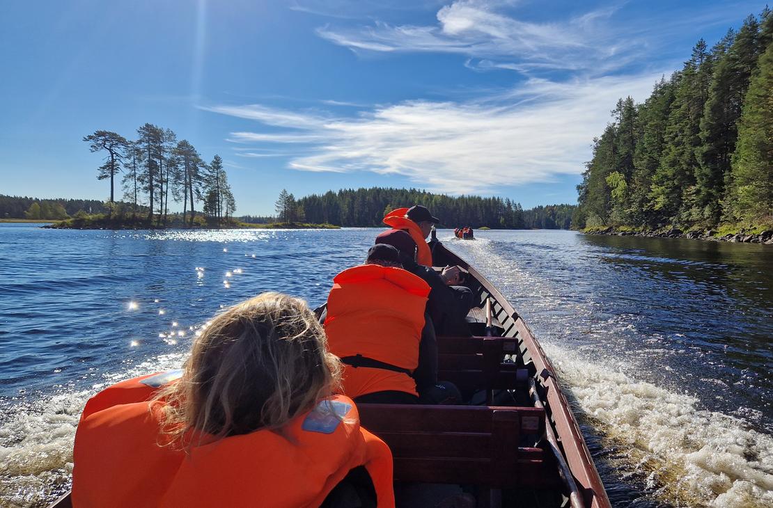 Mantan Luontopalveluiden jokivene lähestyy Petkeljärveä.