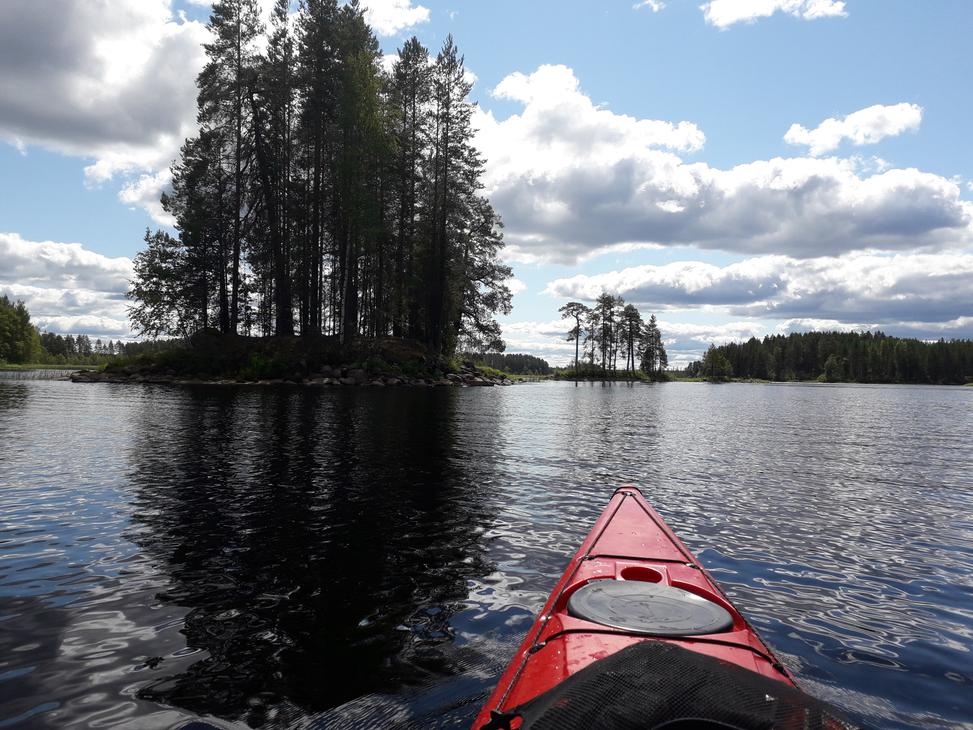Petkeljärven vedet tarjoavat mainion mahdollisuuden melontaan.