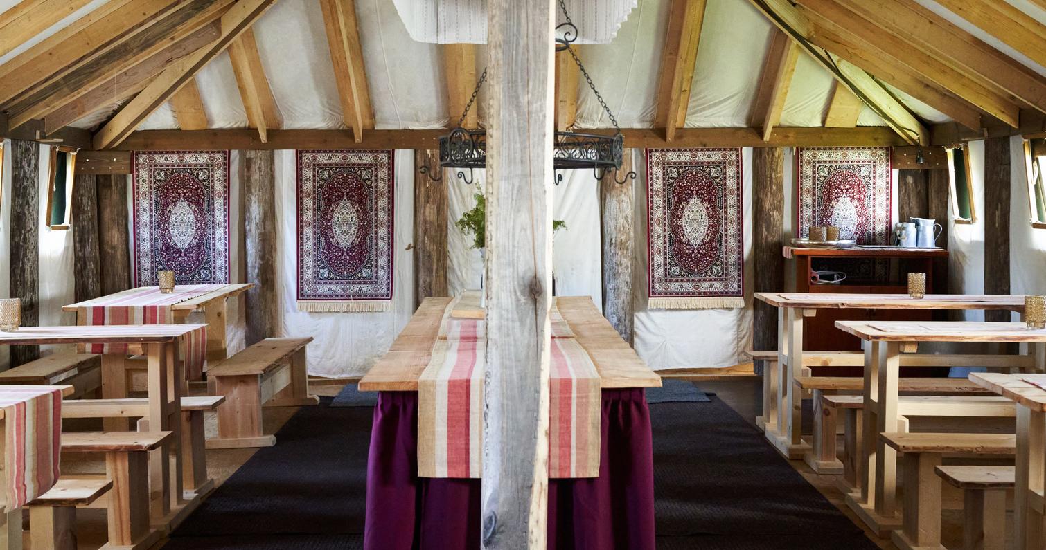 Mantan Majatalon juhlateltan tunnelmaa. Kuva: Pasi Kuronen, Liemi & Linssi