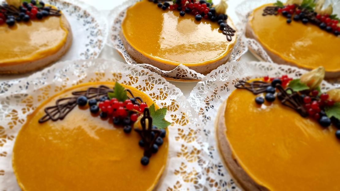 Suklainen mangojuustokakku