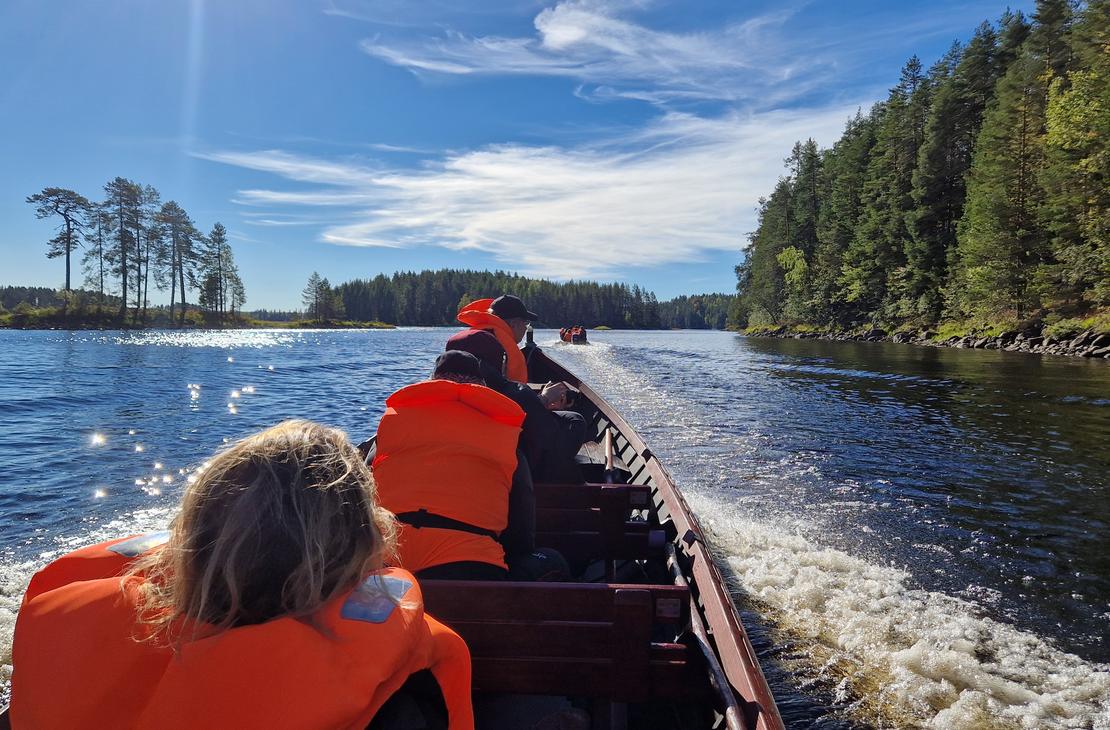 Mantan Luontopalveluiden jokivene l&auml;hestyy Petkelj&auml;rve&auml;.